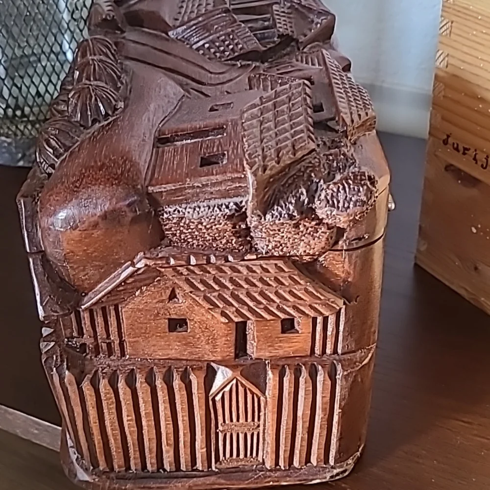 Honduras Mahogany Carved Box - Picture 2 of 7